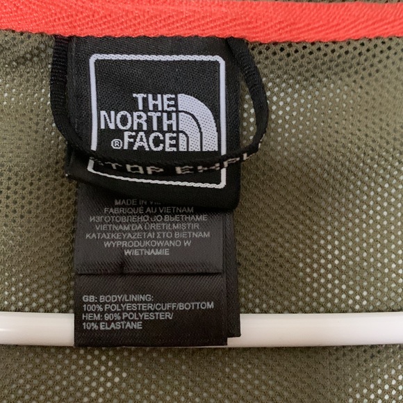 The North Face Women’s Windbreaker Size small Camo - Picture 3 of 7